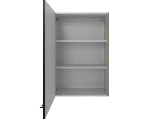 Otvorená nástenná skrinka s tromi policami