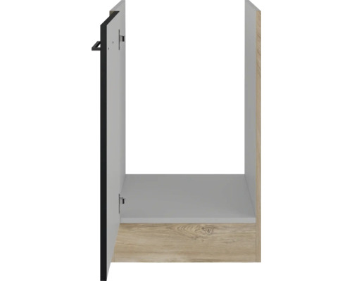 Kuchynská spodná skrinka s otvorenými dvierkami a policou