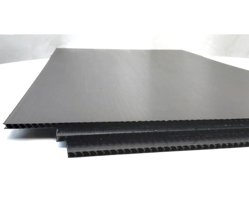 Niekoľko čiernych polypropylénových komôrkových dosiek