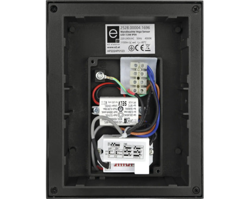 Vnútorný pohľad na LED nástenné svietidlo Vega Sensor s elektrickými prípojkami a ovládacími prvkami.