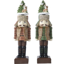 Dve figúrky luskáčikov v štýle drevorubačov s kockovanými kabátmi, kožušinovými vestami a vianočnými stromčekmi s veveričkami na hlave.