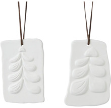 Dva biele keramické vianočné stromčeky s hnedou šnúrkou