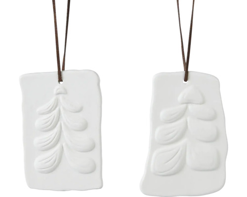 Dva biele keramické vianočné stromčeky s hnedou šnúrkou