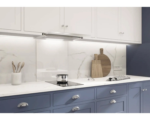 Moderná kuchyňa s bielymi závesnými skrinkami a odsávačom pár nad varnou doskou