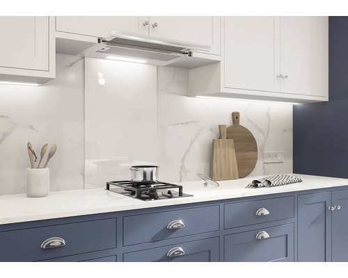 Kuchynská scéna s bielymi mramorovými obkladmi, digestorom a modrými skrinkami