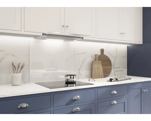 Kuchynská scéna s kuchynským nábytkom, digestorom a varnou doskou