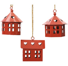 Tri závesné dekoratívne lampáše v tvare domu so srdiečkami.