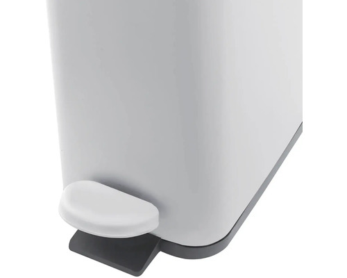 Detailný pohľad na odpadkový kôš s pedálom