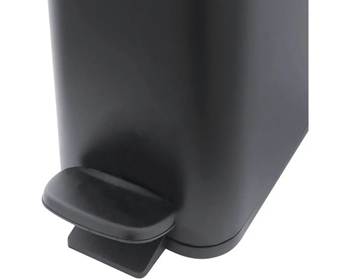 Detail pedálového odpadkového koša s pedálom