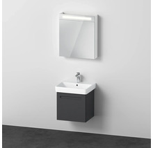 Kúpeľňová scéna s umývadlovou skrinkou, umývadlom na dosku a zrkadlovou skrinkou s osvetlením