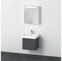 Kúpeľňa s umývadlovou skrinkou, umývadlom na dosku a zrkadlovou skrinkou s osvetlením