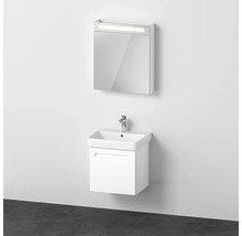 Kúpeľňa s umývadlovou skrinkou, umývadlom a zrkadlovou skrinkou s osvetlením