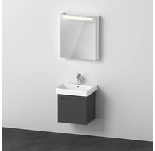 Kúpeľňa s umývadlovou skrinkou, umývadlom a zrkadlovou skrinkou s osvetlením