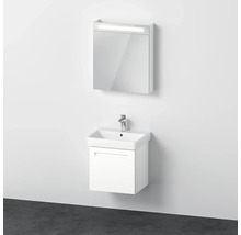 Kúpeľňa s umývadlom, spodnou skrinkou a zrkadlovou skrinkou s osvetlením