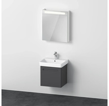 Kúpeľňa s umývadlovou skrinkou a zrkadlovou skrinkou s osvetlením