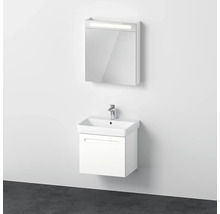 Umývadlo s umývadlovou skrinkou a zrkadlová skrinka s osvetlením v kúpeľni