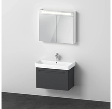 Kúpeľňa s umývadlovou skrinkou, umývadlom na dosku a zrkadlovou skrinkou