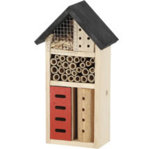 Drevený hmyzí hotel s rôznymi výplňovými materiálmi na podporu biodiverzity v záhrade