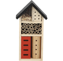Hmyzí hotel z dreva s rôznymi výplňovými materiálmi