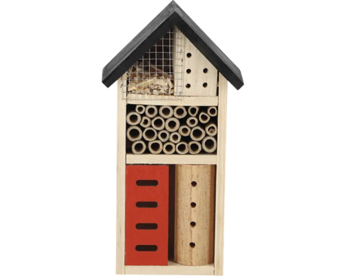 Hmyzí hotel z dreva s rôznymi výplňovými materiálmi