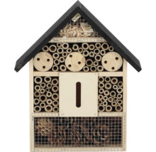 Hmyzí hotel z dreva s rôznymi výplňovými materiálmi, ako je bambus a drevitá vlna