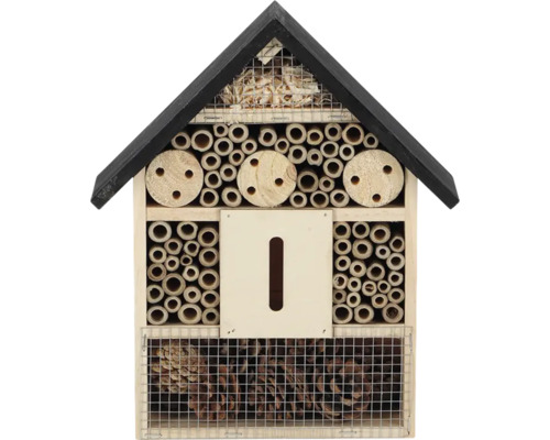 Hmyzí hotel z dreva s rôznymi výplňovými materiálmi, ako je bambus a drevitá vlna