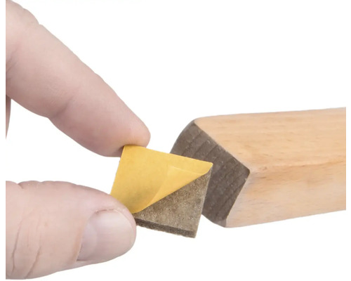 Štvorcová plstená podložka nábytku so samolepiacou fóliou sa lepí na drevenú nohu