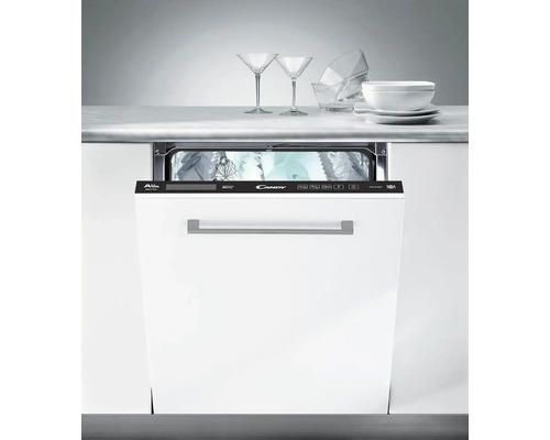 Otvorená umývačka riadu s čistými pohármi a riadom na kuchynskej linke