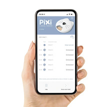 Smartfón s používateľským rozhraním aplikácie na ovládanie automatického podávača krmiva pre zvieratá