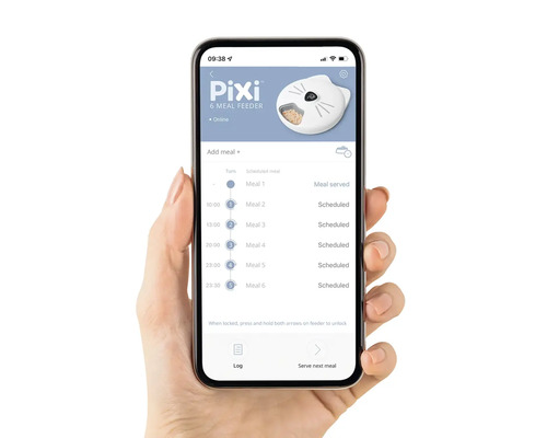 Smartfón s používateľským rozhraním aplikácie na ovládanie automatického podávača krmiva pre zvieratá