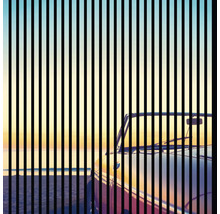 Auto stojí na pláži za čiernymi pruhmi