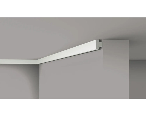 Stropná lišta z plastu inštalovaná v miestnosti