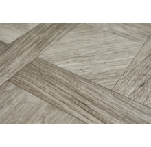 Detail vinylovej podlahy so vzhľadom dreva a štvorcovým vzorom