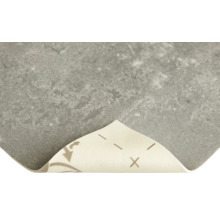 Samolepiaca podlahová dlaždica so vzhľadom kameňa s odnímateľnou ochrannou fóliou.