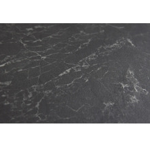 Detailný záber pracovnej dosky s mramorovým vzhľadom.