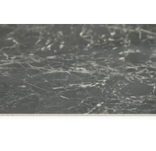 Detailný záber tmavej pracovnej dosky s mramorovým vzhľadom.