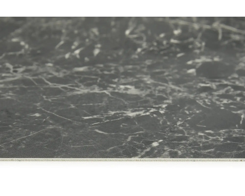 Detailný záber sivej pracovnej dosky so vzhľadom mramoru.