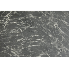 Detailný záber pracovnej dosky s mramorovým vzhľadom