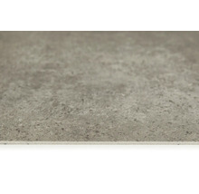 Detailný záber sivej podlahovej dlaždice s matným povrchom.