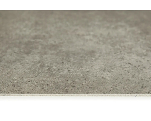 Detailný záber sivej podlahovej dlaždice s matným povrchom.