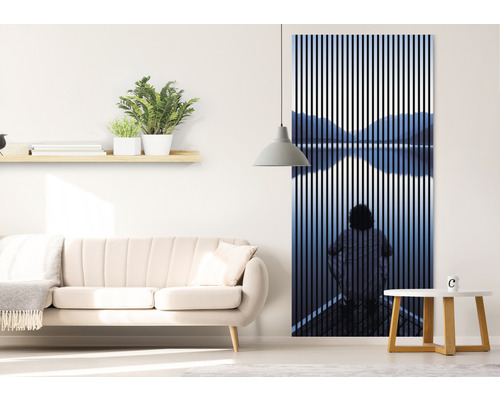 Obývacia izba s pohovkou, odkladacím stolíkom a lamelovým obrazom s osobou pri jazere.