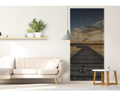 Obývacia izba s pohovkou, odkladacím stolíkom, nástennou policou s dekoráciou a akustickým panelom s fotografickým motívom