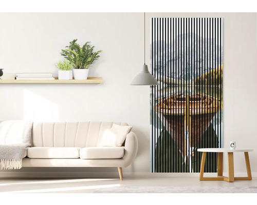 Moderná obývacia izba s pohovkou, príručným stolíkom a posuvným závesom s motívom lode