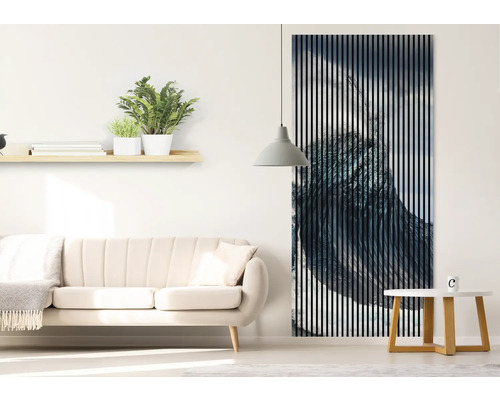 Obývacia izba s pohovkou, príručným stolíkom, nástennou policou a akustickým panelom