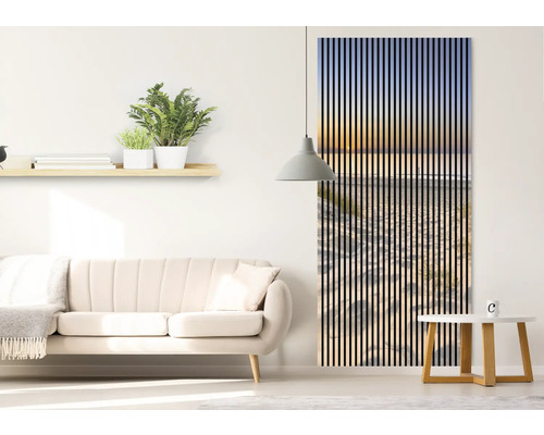 Obývacia izba s pohovkou, regálom, izbovými rastlinami, lampou a ryhovaným nástenným panelom s motívom pláže