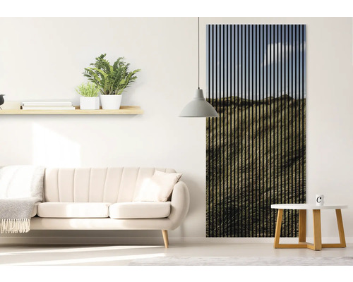 Obývacia izba s pohovkou, stolom, nástennou policou a akustickým panelom s motívom krajiny