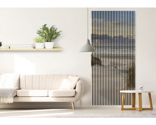 Obývacia izba s pohovkou, nástennou policou s rastlinami a ozdobným nástenným panelom s motívom pláže