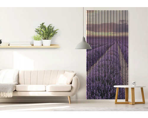 Obývacia izba s pohovkou, príručným stolíkom a akustickým panelom s motívom levanduľového poľa