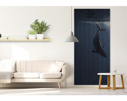 Obývacia izba s pohovkou a stenovým panelom s motívom veľryby