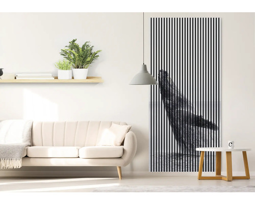 Obývacia izba s pohovkou, policou na rastliny, príručným stolíkom a nástennou dekoráciou s pruhovaným vzorom